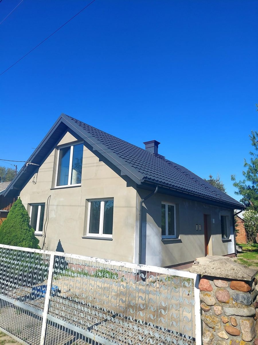 Dom z nowym antracytowym dachem z blachodachówki